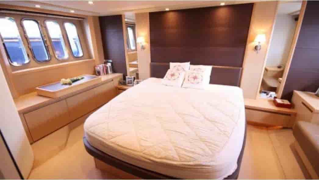 2009 Princess V65 - View 3