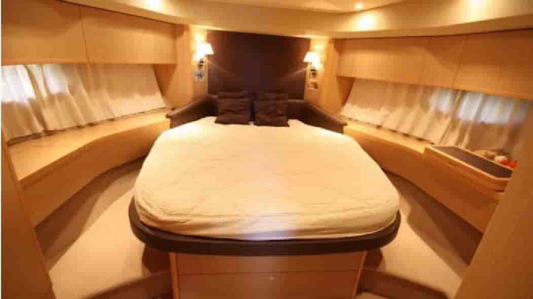 2009 Princess V65 - View 31