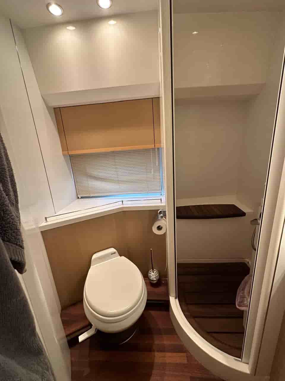 2009 Princess V65 - View 38