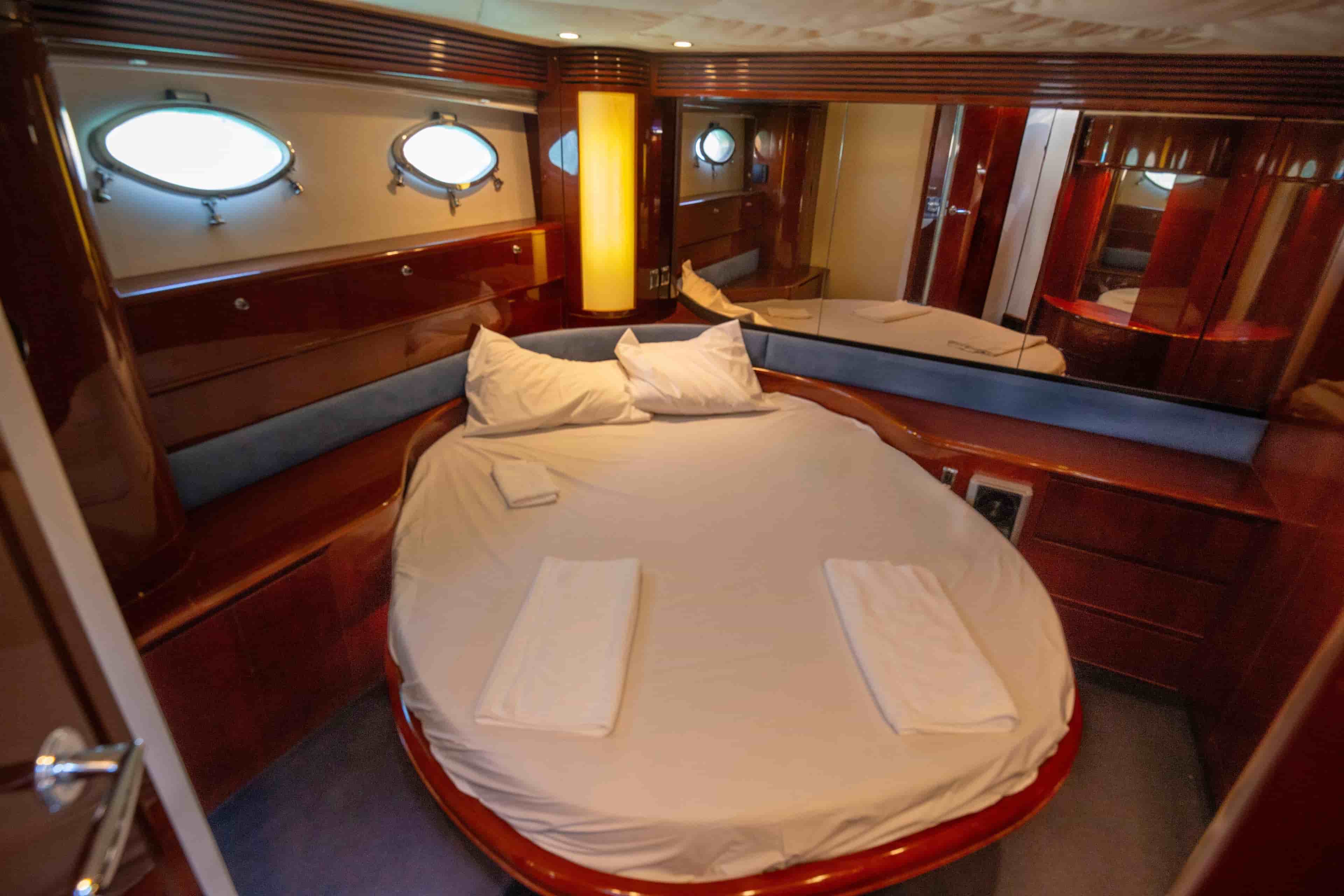 2004 Princess V65 - View 23