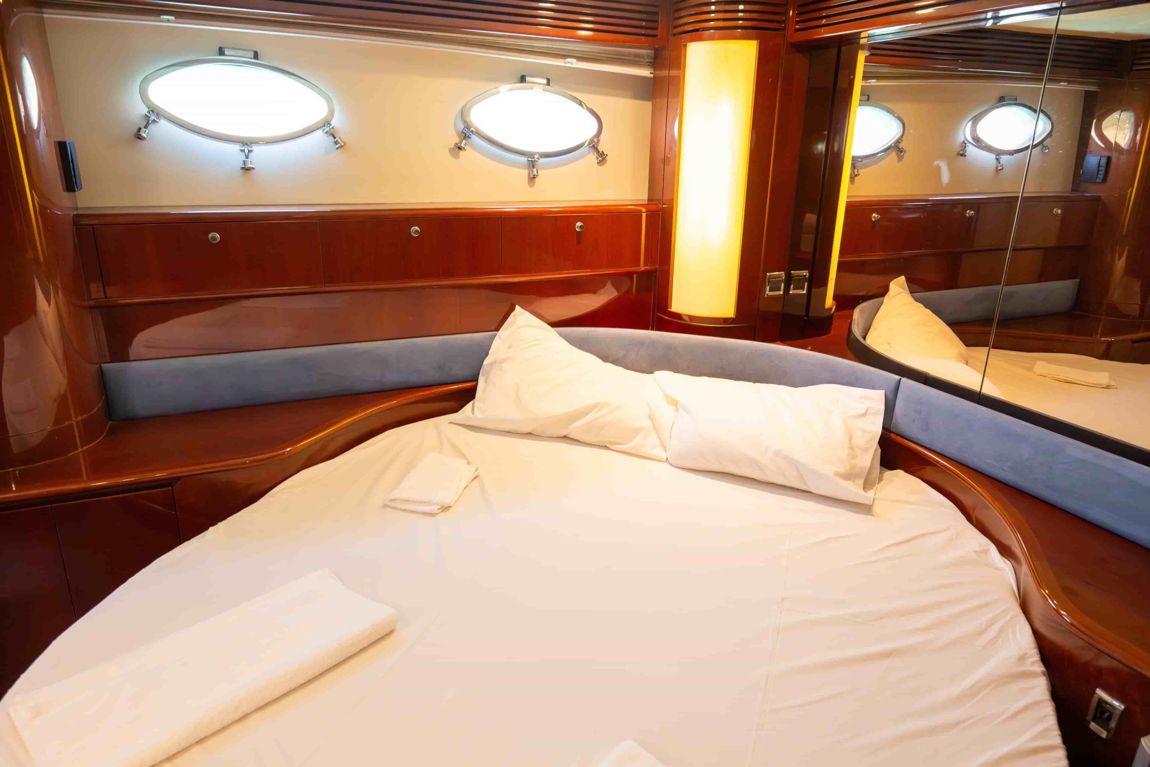 2004 Princess V65 - View 28