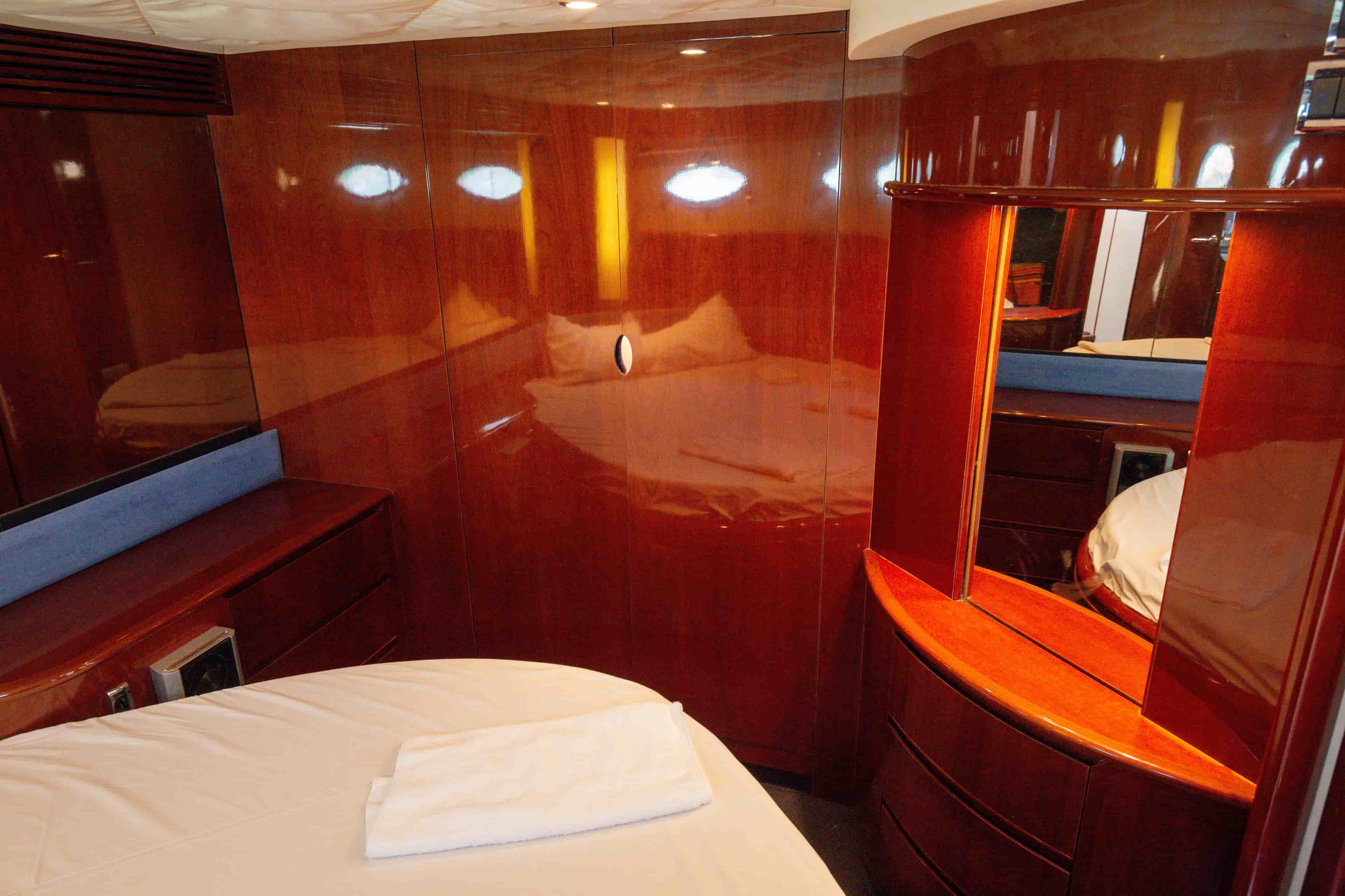 2004 Princess V65 - View 29