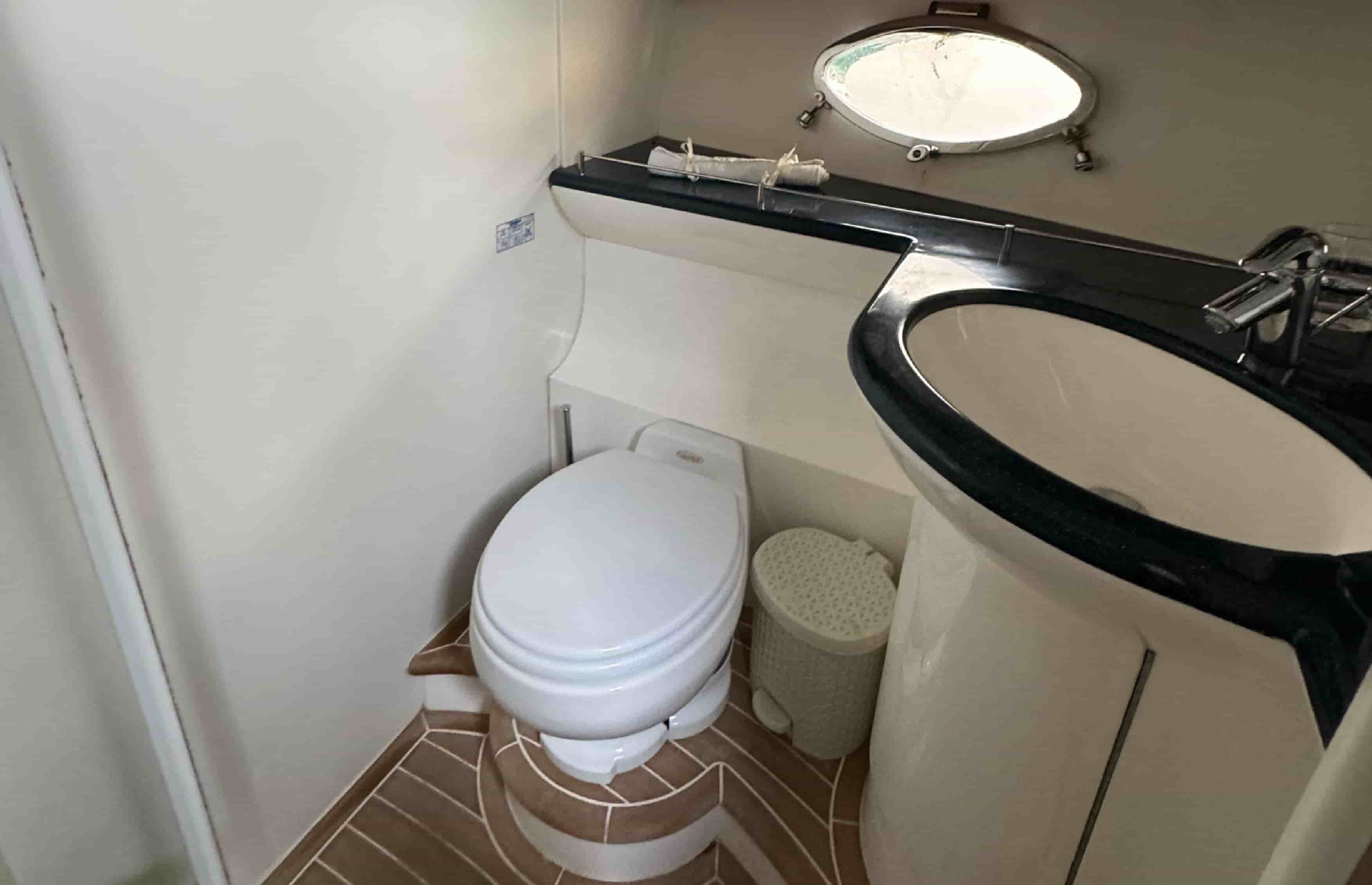 2004 Princess V65 - View 39