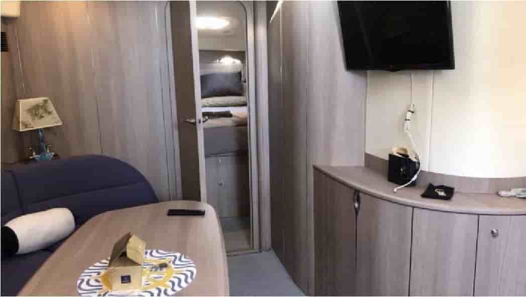 2005 Princess V48 - View 8