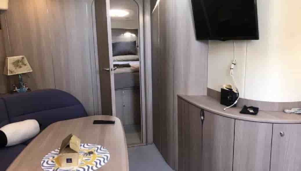 2005 Princess V48 - View 9