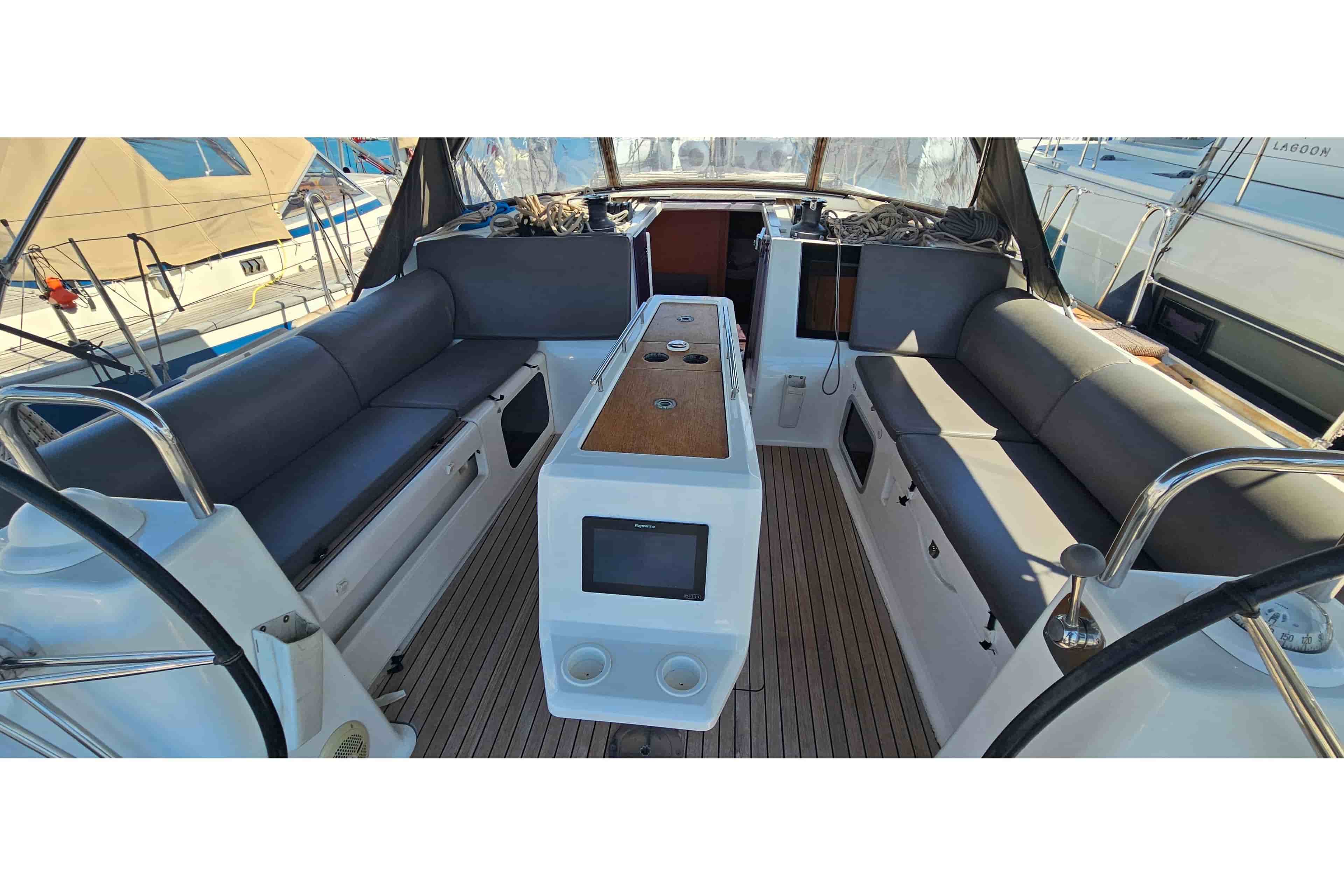 2020 Dufour 460 - View 10