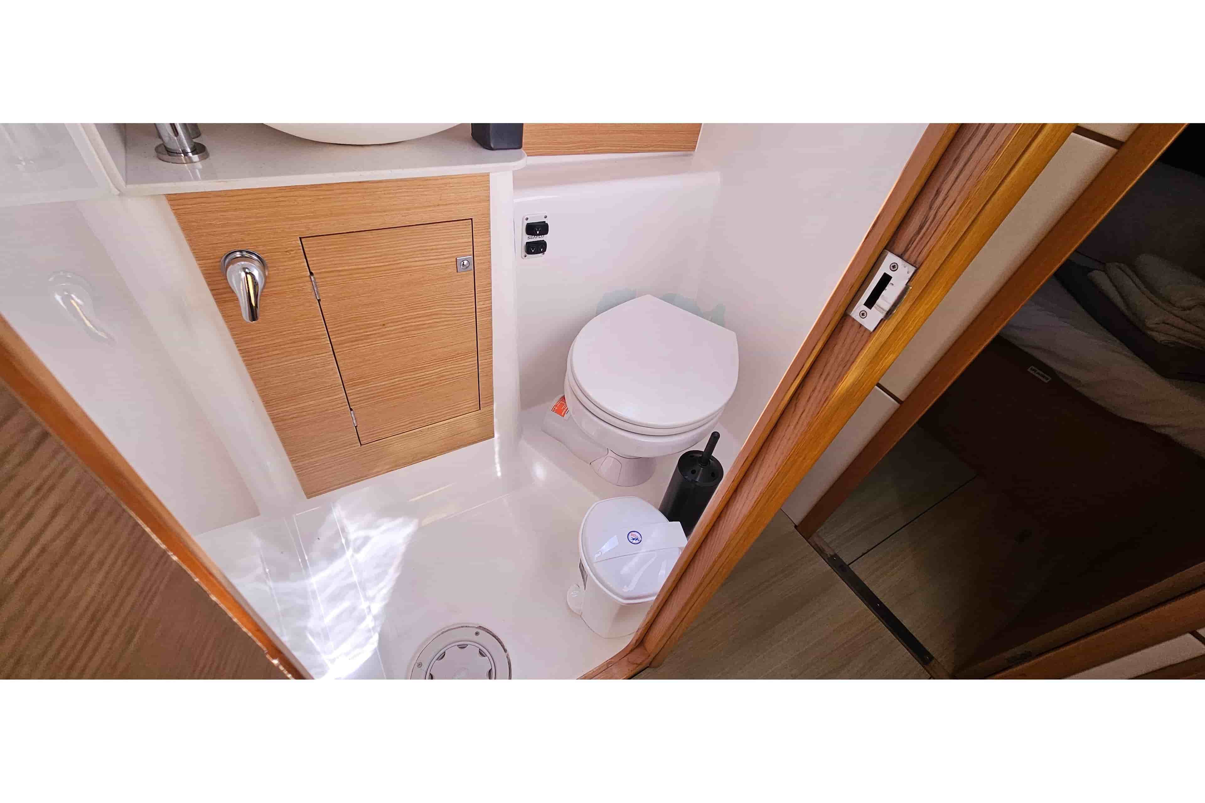 2020 Dufour 460 - View 17