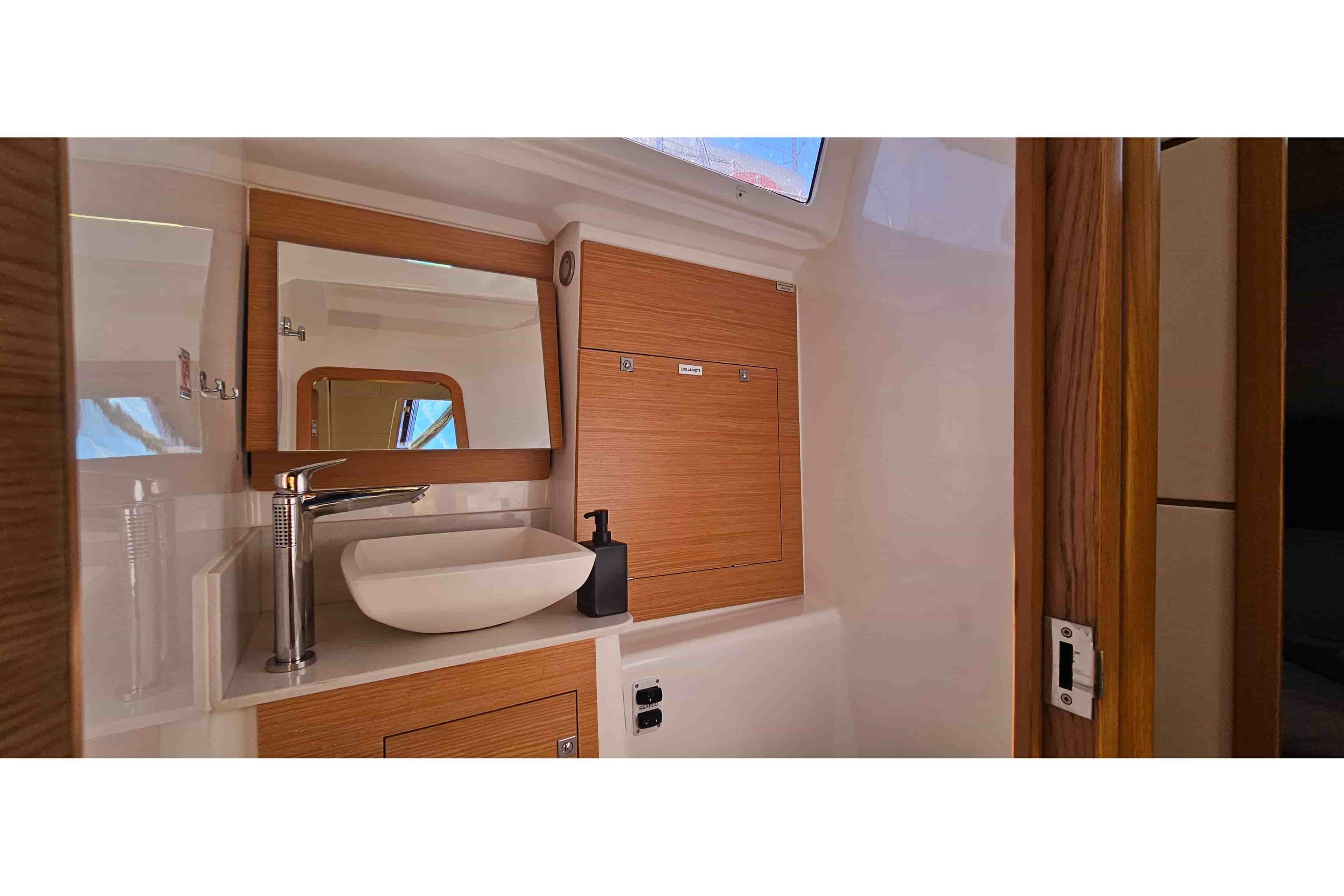 2020 Dufour 460 - View 18