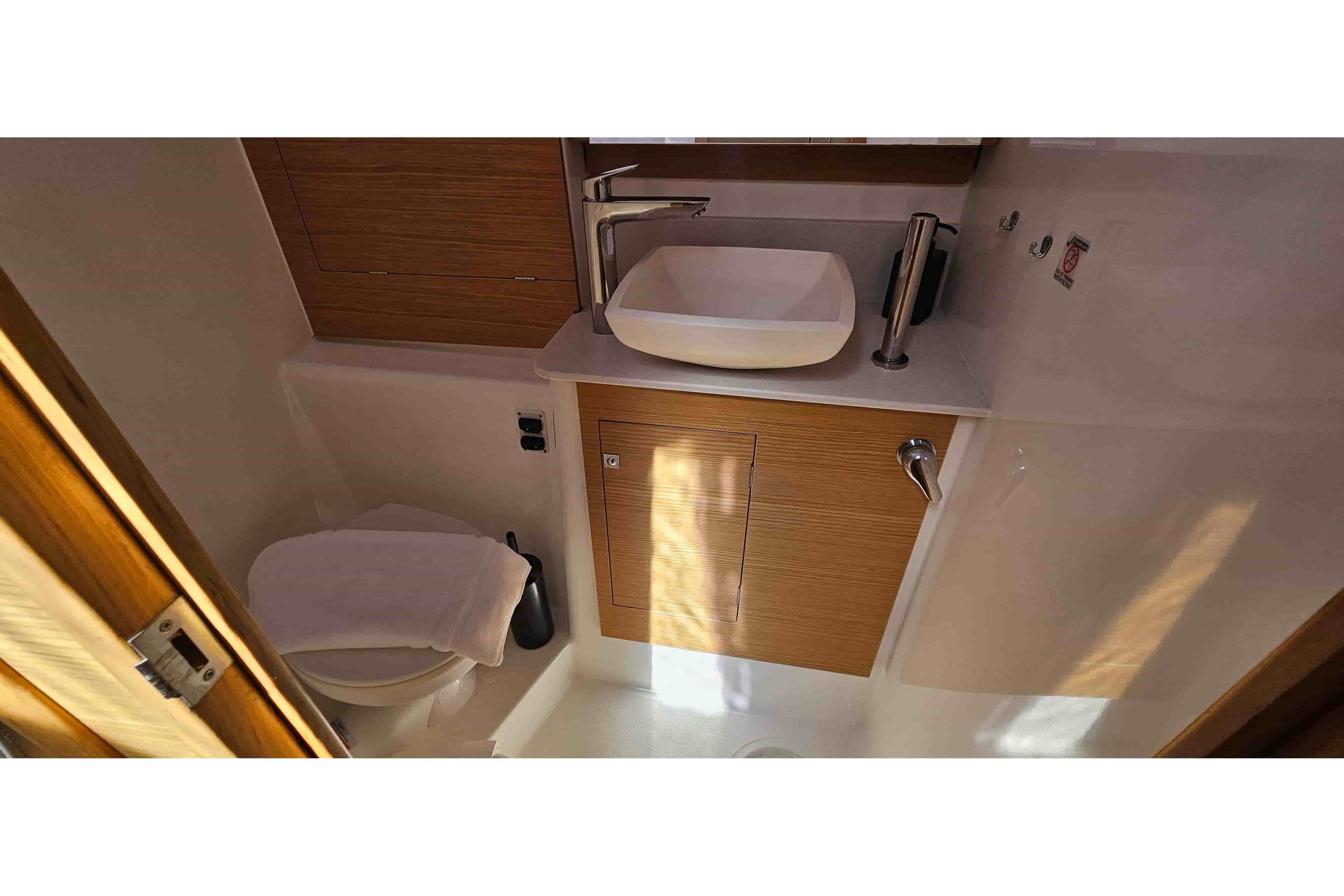 2020 Dufour 460 - View 21