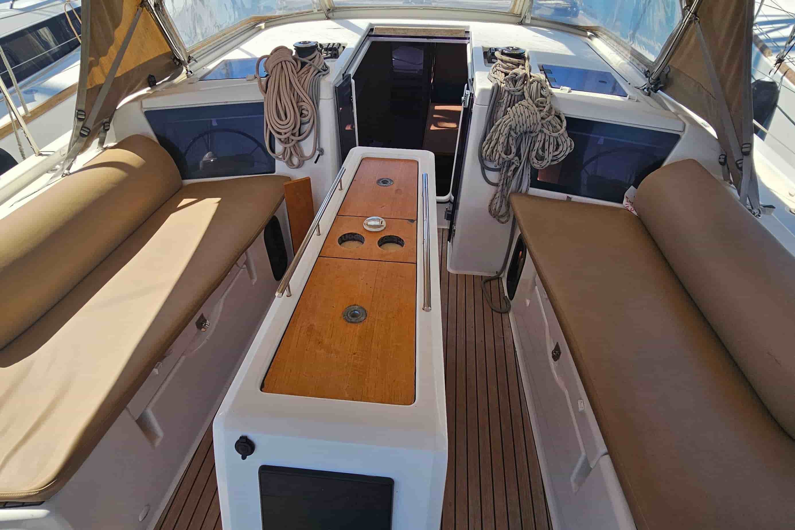 2020 Dufour 390 - View 10