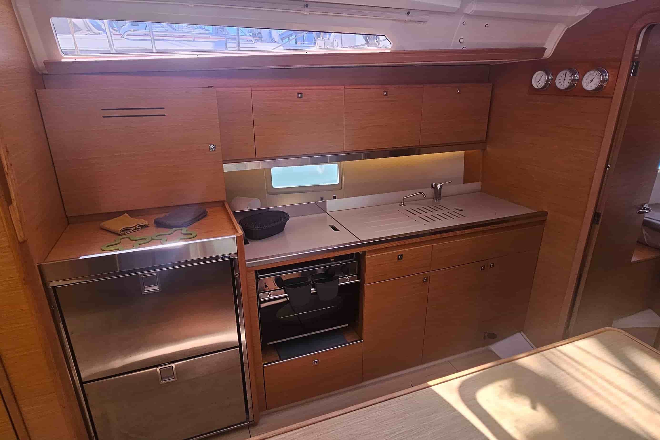 2020 Dufour 390 - View 27