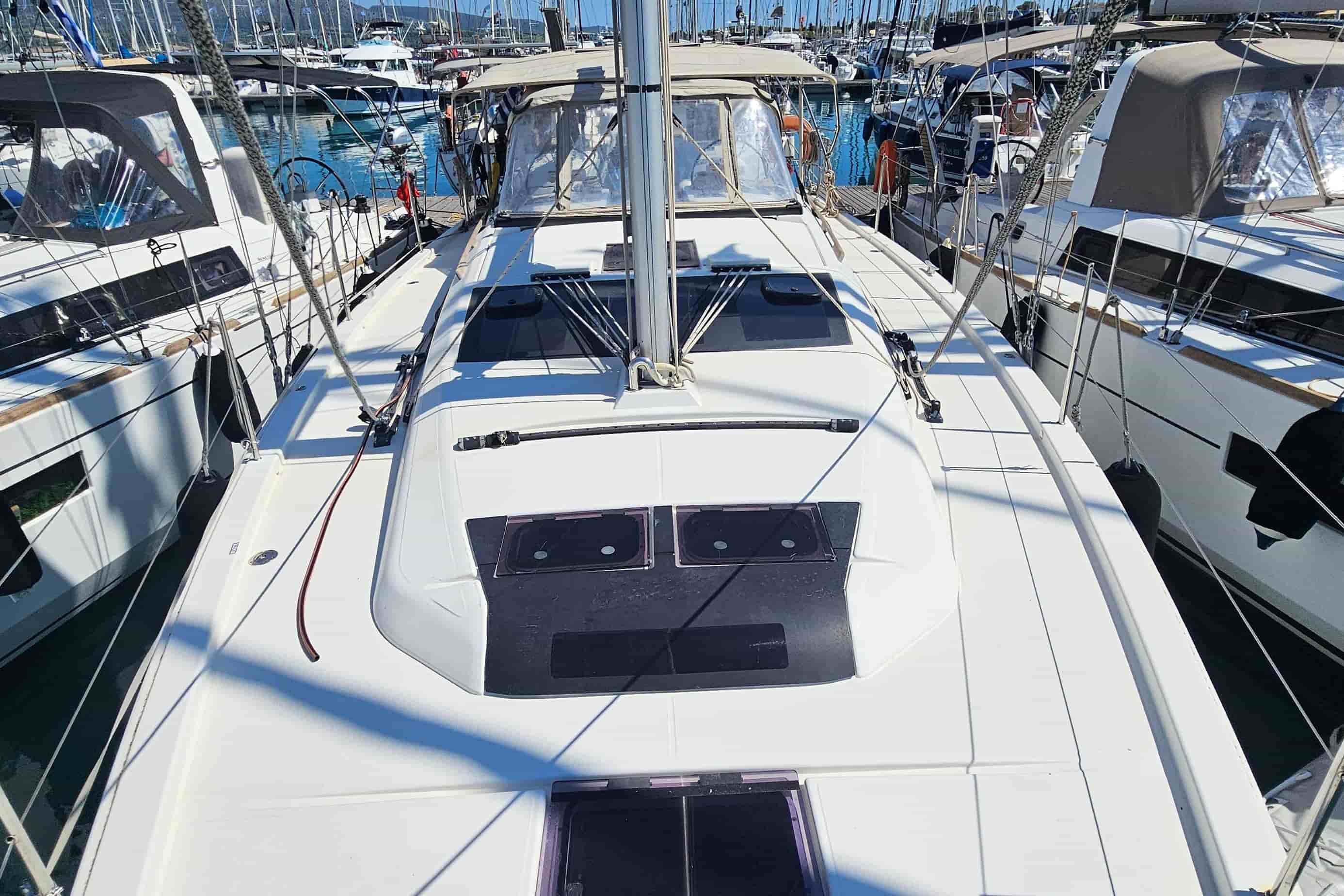 2020 Dufour 390 - View 3