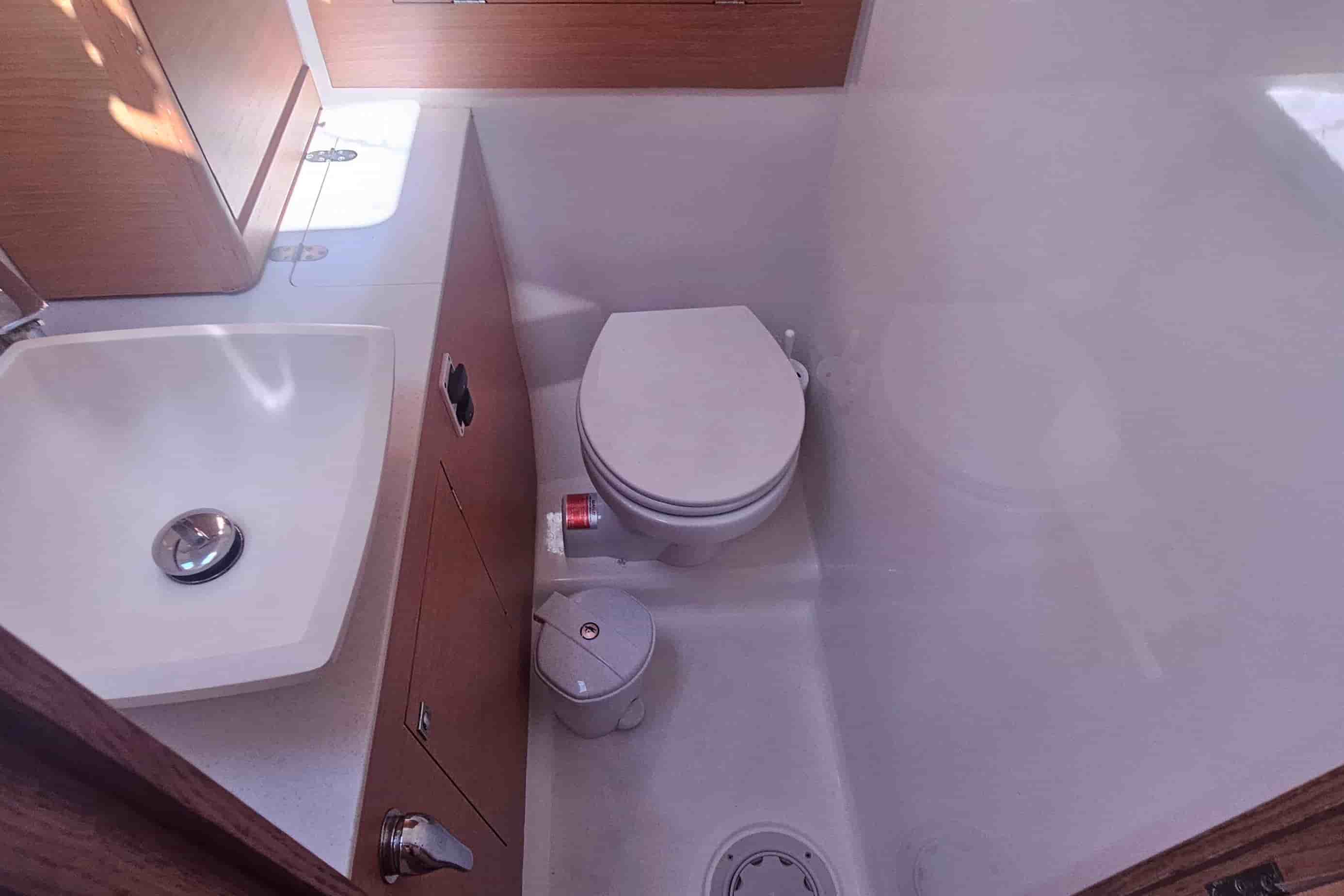 2020 Dufour 390 - View 32