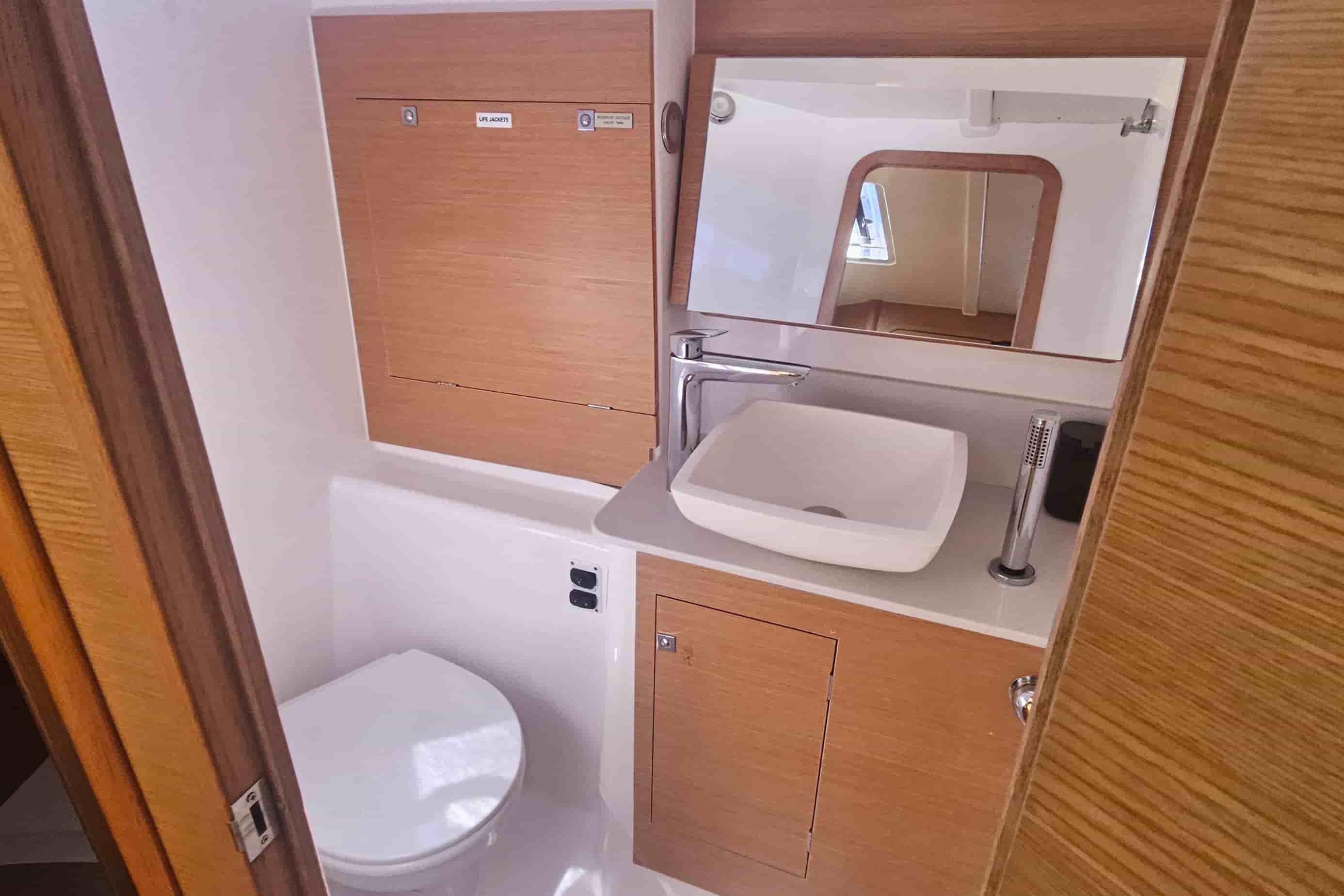 2020 Dufour 390 - View 37