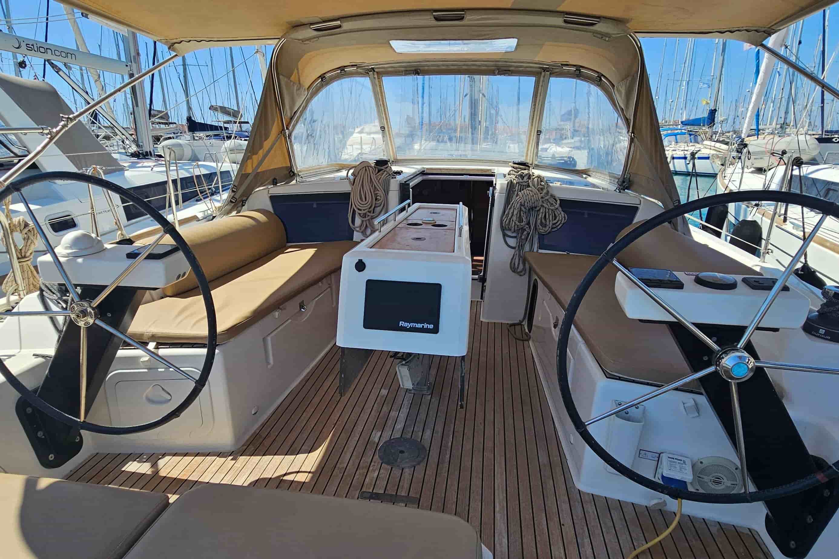 2020 Dufour 390 - View 7