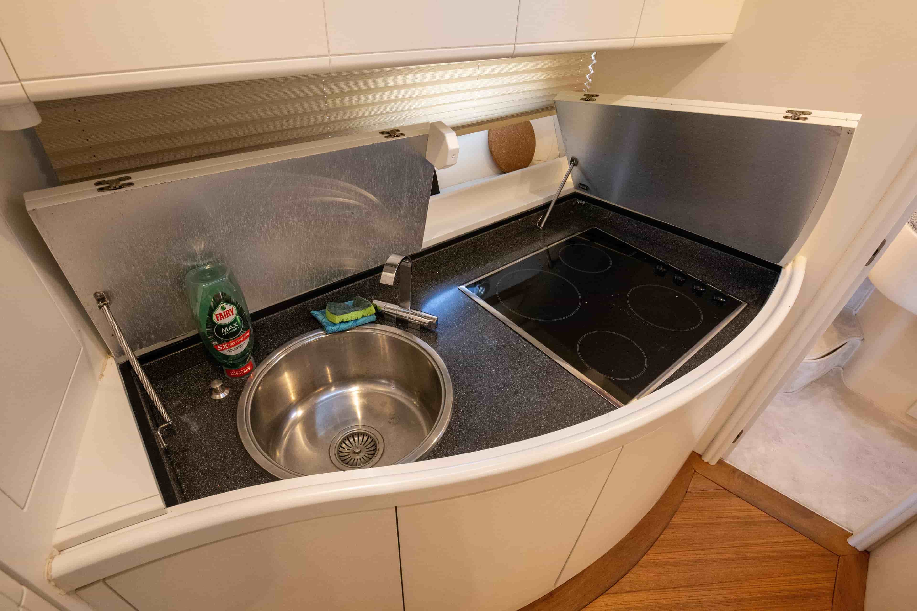 2002 Pershing 52 - View 21