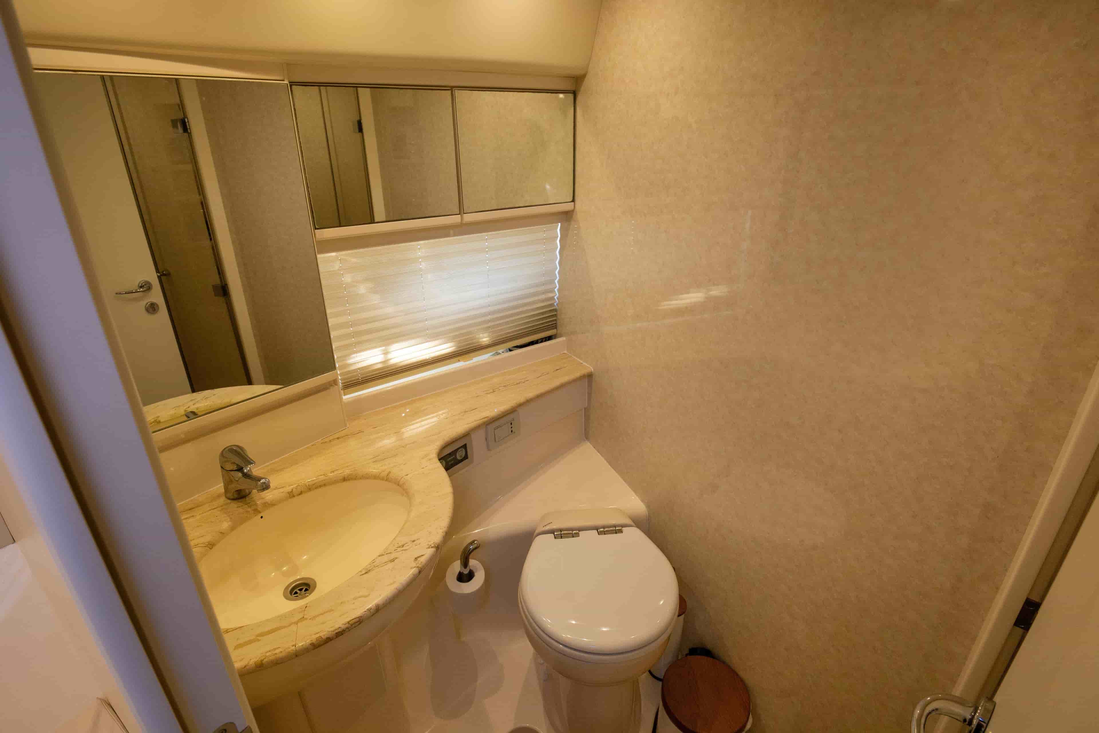 2002 Pershing 52 - View 29