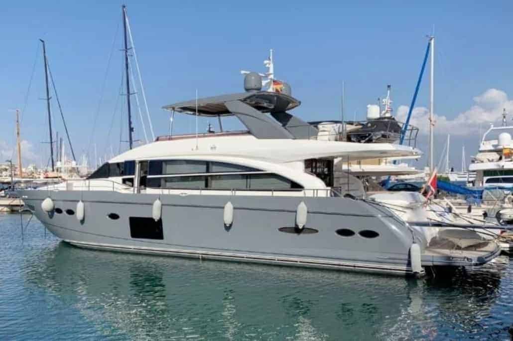 Princess Yachts Princess 82 (2014) in Viareggio, Italy, IT - 84 ft 2014
