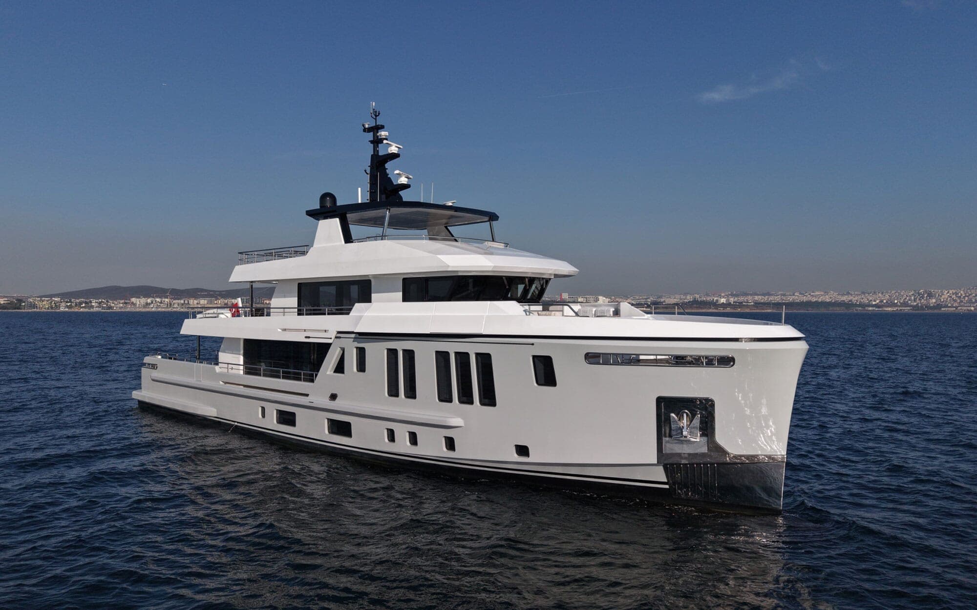 CUSTOM BUILT>BEE - Bee Yacht 35M Explorer