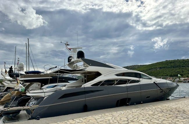 SUNSEEKER PREDATOR 74 in Croatia - 74 ft 2010