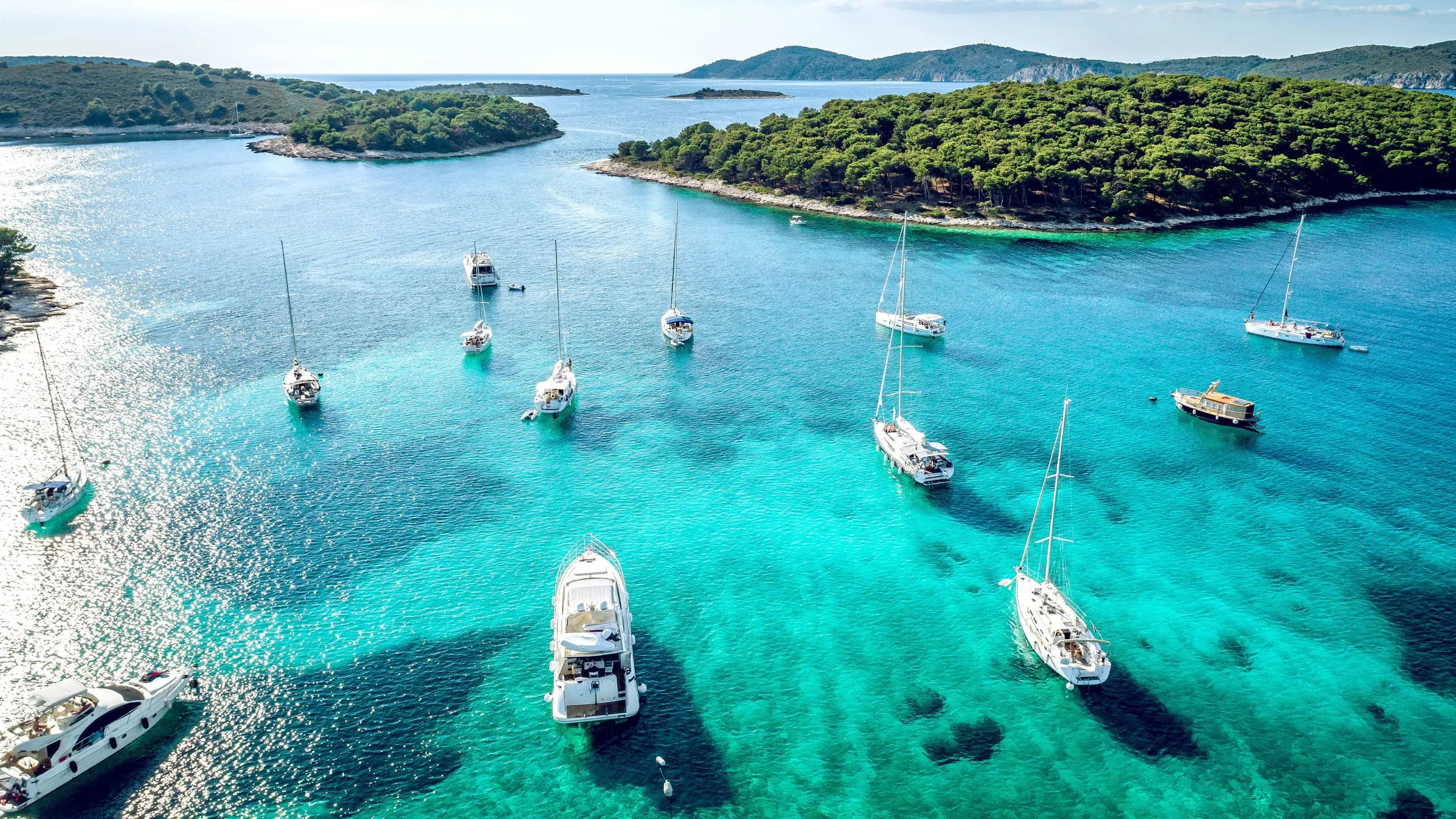 Yachts — Motor yachts 40–79ft with premium amenities