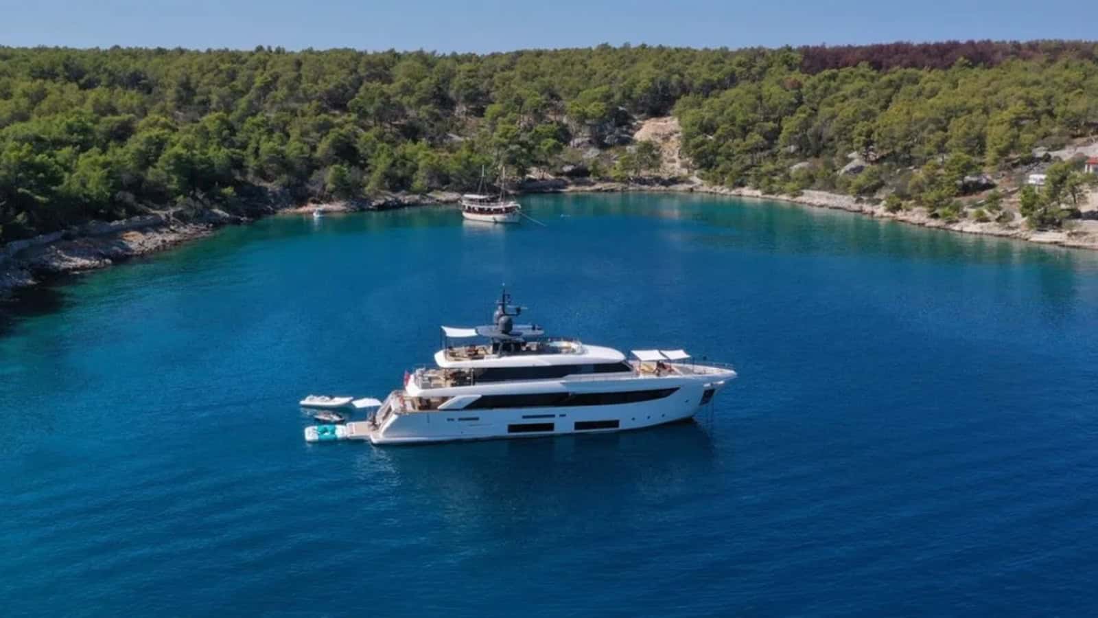 Ferretti Custom Line Custom Line Navetta 33 in Cannes, France, FR - 108 ft 2020