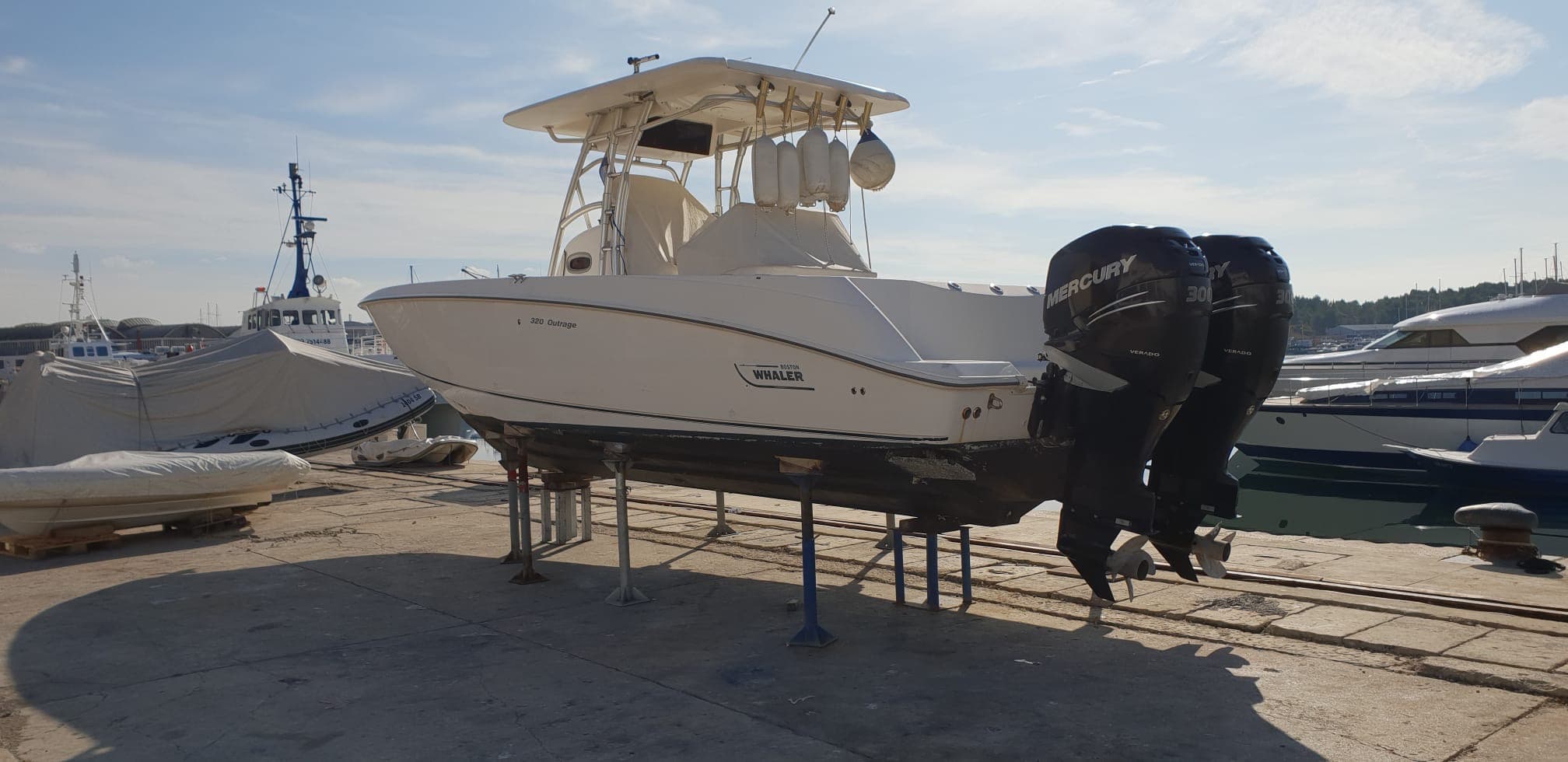 Boston Whaler Outrage 320 in Fano, IT - 9,8 m 2004
